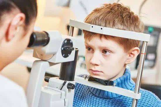 青少年应该如何采用角膜塑形镜预防近视